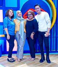 Bucin Banget, 10 Potret Mesra Eva Manurung Ibunda Virgoun dan Pacar Brondongnya yang Lagi Viral - Jadi Sasaran Cibiran Netizen