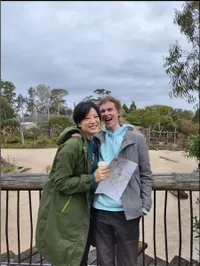 8 Potret Interaksi Manis Leony dan Pacar Bulenya yang Akan Natalan Bersama di New Zealand, Makan Sepiring Berdua - Sablon Wajah Kekasih