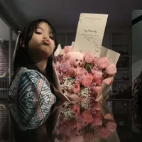 Bukan Bersama Kekasih, 8 Potret Gading Marten Rayakan Hari Valentine Bareng Gempi - Beri Buket Bunga Hingga Nikmati Candle Light Dinner
