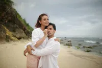 Bukan Chelsea Islan, Chicco Jericho Gandeng & Peluk Mesra Rossa