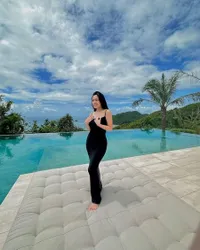 Bukan Janda Sembarangan, Ini 8 Potret Rachel Vennya Pamer Body Goals di Lombok - Tampil Seksi Kenakan Bikini