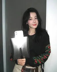 Bukti Dilraba Dilmurat Punya Kelakukan yang Random, Punya Casing HP yang Bentuknya Sekop Bangunan