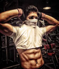 Bukti Iko Uwais Makin Atletis Dengan Perut Sixpack Kotak-Kotak