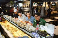 Bukti Sosok Merakyat, Raffi Ahmad Santai Makan di Angkringan dan Sapa Fans yang Lewat