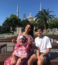 Bule Banget, Ini 10 Potret Tampan Armand Anak Sulung Farah Quinn yang Beranjak Remaja