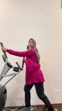 Bumil Aktif, Potret Ria Ricis yang Makin Rajin Olahraga di Usia Kehamilan 32 Minggu - Masih Bisa Split Meski Baby Bump Sudah Besar