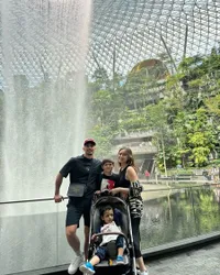 Bumil Makin Eksis, Potret Jessica Iskandar Bersama Suami dan Kedua Anaknya Liburan di Singapura - Merasa Miskin Saat Berkeliling
