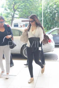 Buru-Buru, Airport Fashion Aishwarya Rai dan Anushka Keren Mana?