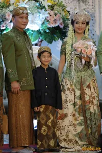 Busana Cantik Wikan Saat Resmi Dinikahi Iwa K, Semegah Putri Raja