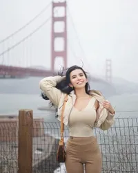 Busananya Bikin Netizen Bingung, Ini 8 Potret Maria Vania Kenakan Busana Serba Ketat Saat Liburan ke Amerika: Keburu Ngompol