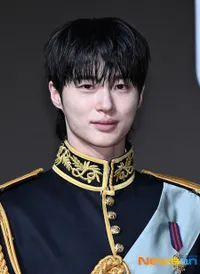 Byeon Woo Seok & IU Tampil Bak Pangeran dan Putri di Preskon PERFECT CROWN