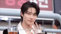 Byeon Woo Seok Berangkat Syuting 'PERFECT CROWN' di Busan Naik Kereta Cepat