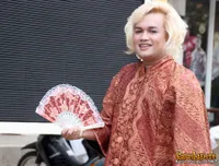 Batik Pekalongan - Gaya Maskulin Bulan Ramadan ala Tata Liem
