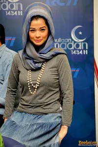 Beda - Penampilan Baru Jihan Fahira Kenakan Kerudung
