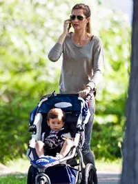 Beginilah Gaya Para Supermodel Seksi Saat Mengasuh Anak