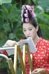 Beginilah Gaya Unik Fanny Fabriana Dengan Sanggul Rol Rambut