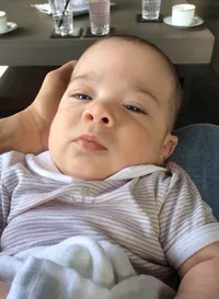 Berbagai Ekspresi Ganteng Putra Simon Cowell Yang Bikin Gemas