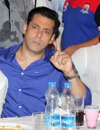 Buka Bareng - Shahrukh Khan Berpelukan Dengan Salman Khan
