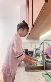 Cakep & Nggak Malu Bersih-Bersih, Simak Deretan Potret Jennifer Bachdim Urus Rumah Tanpa ART