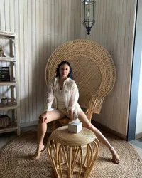 Cakepnya Nggak Luntur, 8 Potret Tata Cahyani Asik Main di Pantai - Body Goalsnya Disorot Netizen