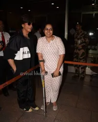 Candid Bollywood of The Week, Amitabh Sakit - SRK Dicegat Fans