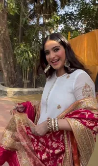 Candid Bollywood of The Week, Senyum Kiara dan Sid di Hari Pernikahan - Nysa Anak Kajol Dihujat Karena Makeup Menor