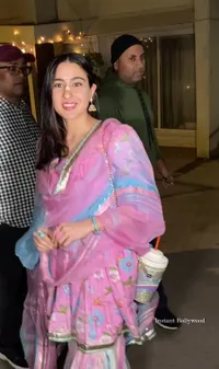 Candid Bollywood of The Week, Shahrukh Khan Rayakan Kesuksesan 'PATHAAN' - Priyanka Tunjukkan Baby Malti