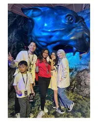 Cantik Awet Muda, 8 Potret Okie Agustina yang Terlihat Seumuran Dengan Empat Anaknya Saat Hang Out Bareng