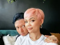 Cantik Bak Barbie! Deretan Foto Gaya Rambut Pixie Cut Rina Nose yang Kini Berwarna Rose Gold: Tampil Matching dengan Sang Suami