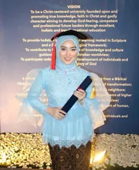 Cantik Bak Cinderella, Potret Gaya Kebaya Nabilah Eks JKT48 Saat Wisuda - Tetap dengan Ciri Khas Indonesia Dalam Balutan Batik