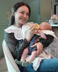 Cantik bak Mama Muda, 6 Potret Rossa Asuh Baby Rayyanza - Netizen Kaget Dikira Baby L