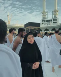 Cantik Berhijab, 8 Potret Yura Yunita Jalankan Ibadah Umrah di Bulan Suci Ramadan