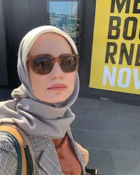 Cantik Berhijab, Potret Terbaru Valentine Payen Istri Bule Ario Bayu - Aura Adem Makin Terpancar