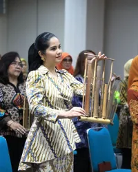 Cantik Berkelas, 9 Potret Annisa Pohan Main Angklung Bersama Ikawati Kementerian ATR/BPN - Kaget Didatangi AHY