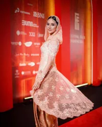 Cantik Berkerudung, 8 Potret Anya Geraldine yang Manglingi di Red Carpet FFI 2023