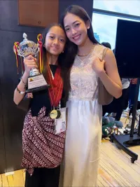 Cantik Berprestasi, 7 Potret Alana Anak Ririn Dwi Ariyanti Juara Debat Internasional - Borong Piala