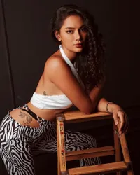 Cantik Bertato, 8 Potret Erika Carlina Selebgram Sahabat Laura Anna Yang Didekati Charlie Puth - Paras Manis Curi Perhatian