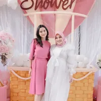 Cantik Blesteran Jerman, 8 Potret Sarah Menzel Pacar Azriel di Baby Shower Aurel Hermansyah - Anggun Curi Perhatian