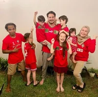 Cantik dan Ganteng, 8 Potret Boy Hamzah Bersama Istri Rina Amalia dan 5 Anaknya yang Berparas Bule - Ngaji Bareng