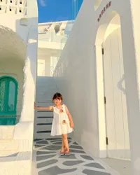 Cantik dan Gemesin, Potret Chloe Anak Asmirandah yang Bagai Model Cilik Berpose di Pantai
