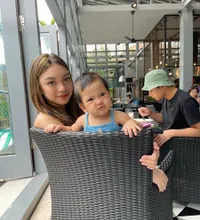Cantik dan Keibuan, Intip Potret Naura Putri Sulung Nola Be3 Saat Momong Adiknya yang Beda Usia 17 Tahun