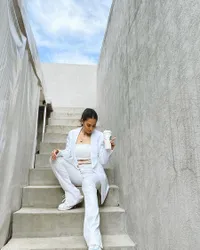 Cantik dan Memesona, Intip 7 Potret Penampilan Semi Formal Pevita Pearce yang Serba Putih