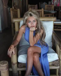 Cantik dan Seksi, Rosie Mac Pemeran Pengganti Emilia Clarke 