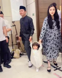 Cantik dengan Gaun Putih, 7 Potret Cunda Anak Denny Caknan dan Bella Bonita Saat Ikut Buka Bersama