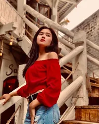 Cantik Memukau, 8 Potret Ochi Rosdiana 'BUKU HARIAN SEORANG ISTRI' Berpose Pamer Pundak Pakai Outfit Stylish!