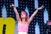 Cantik dan Menggoda, Inilah Penampilan Lily Allen di Glastonbury