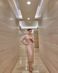 Cantik Nggak Ada Obat, 8 Potret Ayu Ting Ting Pakai Busana Melayu - Foto Bareng Ivan Gunawan Pegang Pinggang Langsung Didoakan Lanjut ke Pelaminan