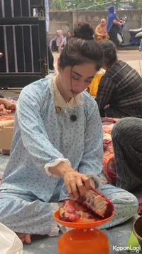 Cantik Pakai Baju Tidur, Potret Dewi Perssik Saat Potong dan Timbang Daging Kurban
