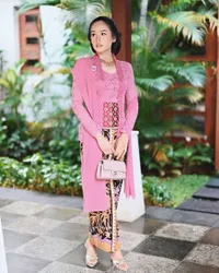 Cantik Pakai Kebaya Pink, 7 Potret Maudy Ayunda di Pernikahan Putri Tanjung