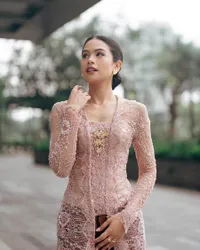 Cantik Pakai Kebaya Pink Pastel, Potret Maudy Ayunda Jadi Bridesmaid di Pernikahan Sahabat
